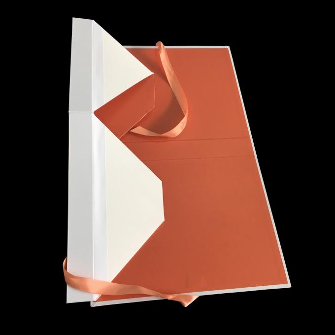 白いボール紙のリボンの閉鎖のカバー ラミネーションと個々の折るギフト用の箱