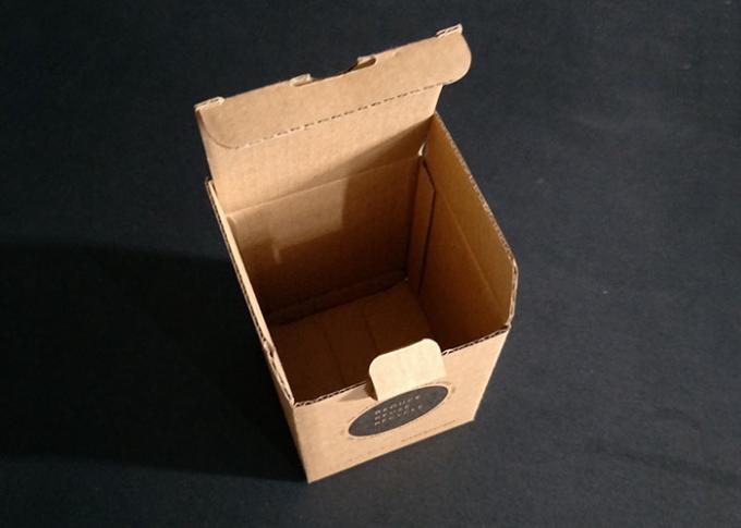 パッキングの船積みのために波形を付けられるブラウンの小さいボール紙のペーパー移動箱
