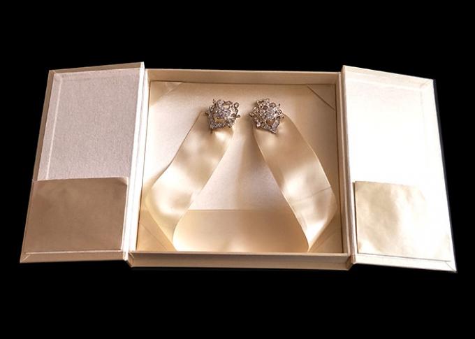 リボン環境ODMが付いている金結婚祝いのパッキング本の定形箱
