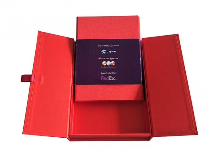 帽子の上の赤い本によって形づけられる箱、2cmの幅のサテン テープが付いている磁気折り返し箱