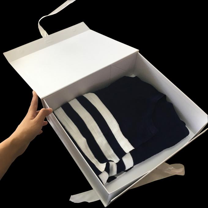 リボンの衣服のパッキングのためのロゴによってカスタマイズされる白い折るペーパー ギフト用の箱