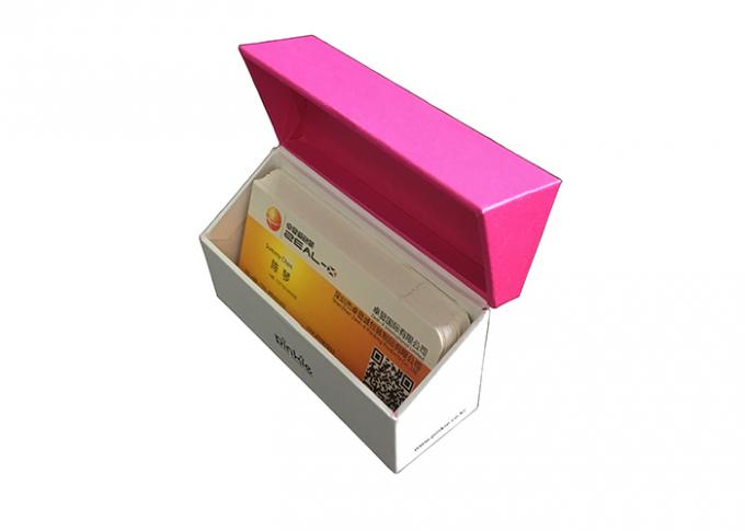 ピンク色の熱い押す磁石のギフト用の箱の包装の織り目加工の表面