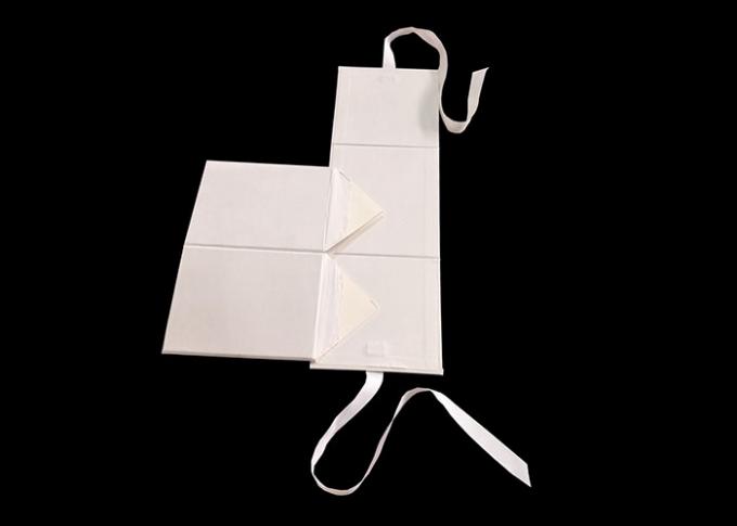 リボンが付いている白いカートンの正方形の平らな折る箱は開きましたり/閉鎖