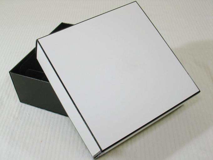 26 * 22 * 6cmを包むかつらのための光沢のある印刷された折るギフト用の箱多数色
