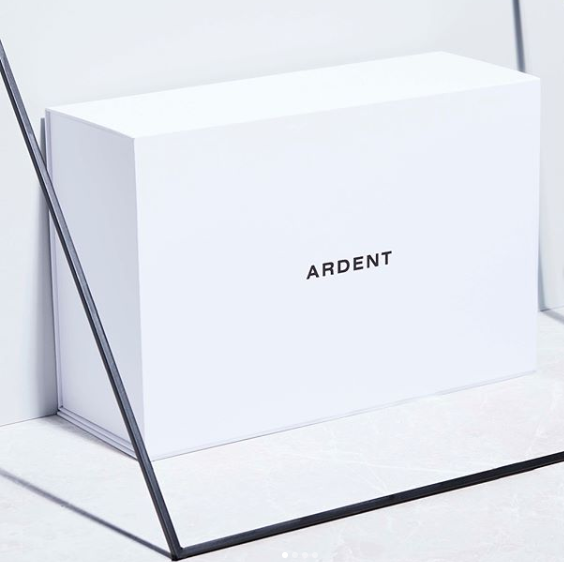 贅沢で白い織り目加工のふたおよび靴の包装のために印刷されるベース ボックスの黒い端