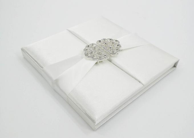 弓/バックルが付いている優雅で白い絹のボール紙の現在のギフト用の箱の結婚式の招待