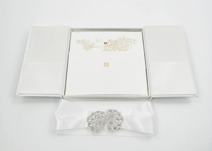 弓/バックルが付いている優雅で白い絹のボール紙の現在のギフト用の箱の結婚式の招待