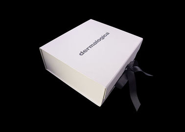中国 黒いリボンの閉鎖のボール紙の折る箱、白く豪華なギフト用の箱 工場