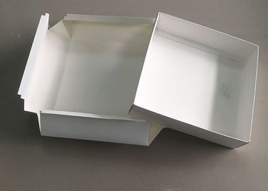 中国 折りたたみ白く堅いボール紙のギフトカード箱の帽子のパッキングふたの上の正方形 工場