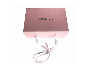 中国 衣類の包装のための浮彫りになるロゴの折るギフト用の箱ピンク色ローズ 工場