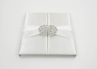 中国 弓/バックルが付いている優雅で白い絹のボール紙の現在のギフト用の箱の結婚式の招待 工場