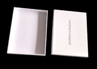 白いフラット パックのギフト用の箱、服装のパッキングのためのふたが付いている堅いギフト用の箱 サプライヤー