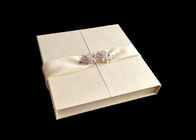 リボン環境ODMが付いている金結婚祝いのパッキング本の定形箱 サプライヤー