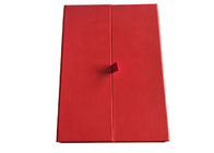 帽子の上の赤い本によって形づけられる箱、2cmの幅のサテン テープが付いている磁気折り返し箱 サプライヤー
