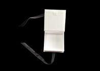 服装のための固体磁気ギフト用の箱は堅いボール紙の光沢のあるラミネーションに着せます サプライヤー