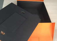 黒い仕切りと印刷されるボール紙の本の定形箱のオレンジ色の上 サプライヤー