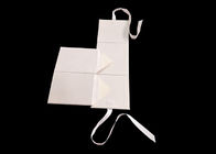 リボンが付いている白いカートンの正方形の平らな折る箱は開きましたり/閉鎖 サプライヤー