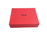 衣服の包装のための赤い磁気折り畳み式のギフト用の箱熱いホイルの黒のロゴ サプライヤー
