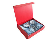 衣服の包装のための赤い磁気折り畳み式のギフト用の箱熱いホイルの黒のロゴ サプライヤー