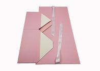 スキン ケアのための折り畳み式のギフト用の箱のリボンの閉鎖を包むピンクのボール紙の化粧品 サプライヤー