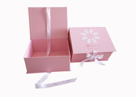 スキン ケアのための折り畳み式のギフト用の箱のリボンの閉鎖を包むピンクのボール紙の化粧品 サプライヤー