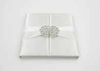 弓/バックルが付いている優雅で白い絹のボール紙の現在のギフト用の箱の結婚式の招待 サプライヤー