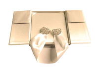 結婚式の招待の装飾的なギフト用の箱はリボンと開いた2つの側面カスタム設計します サプライヤー