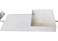 ペーパー ギフト用の箱の白いリボンの長方形の形のPantonの折るボール紙の印刷 サプライヤー