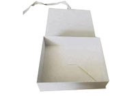 ペーパー ギフト用の箱の白いリボンの長方形の形のPantonの折るボール紙の印刷 サプライヤー