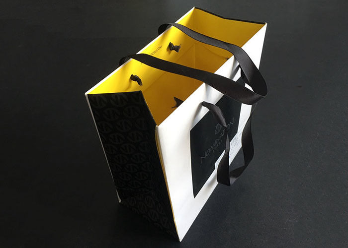 リボンのハンドルのギフトによって印刷される紙袋はグリースを弾く白い黒の内部の黄色を運びます サプライヤー