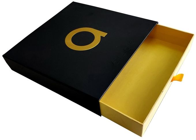 衣類のための黒いペーパー滑走の引出しのギフト用の箱ホイルの金によって浮彫りにされるロゴ