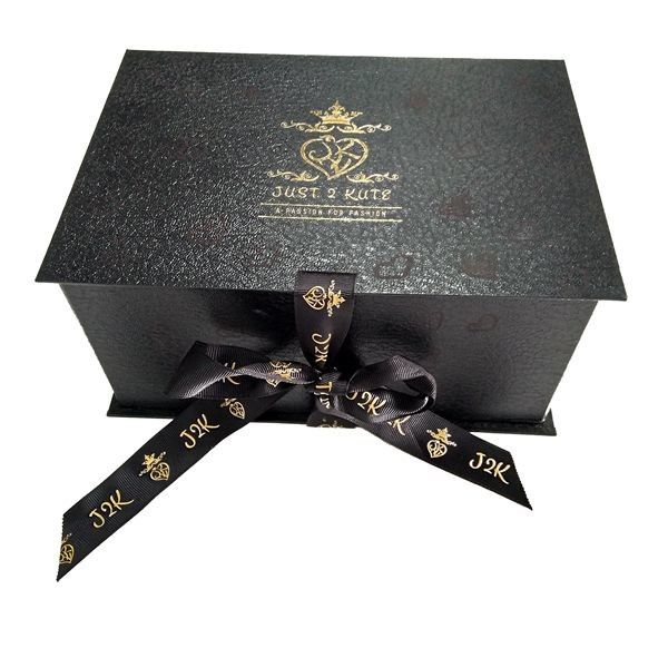 装飾的な設計美しいリボンとの折るギフト用の箱のブラック リストの形
