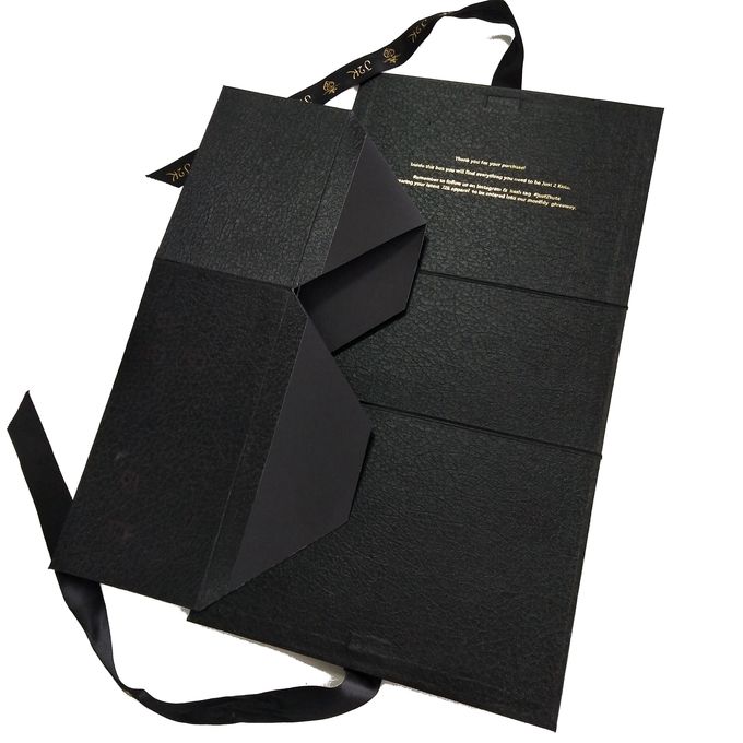 装飾的な設計美しいリボンとの折るギフト用の箱のブラック リストの形