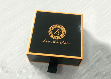 中国 光沢のあるラミネーションの熱い押すことの金の絵の具箱の縁のペーパー ギフト用の箱 工場