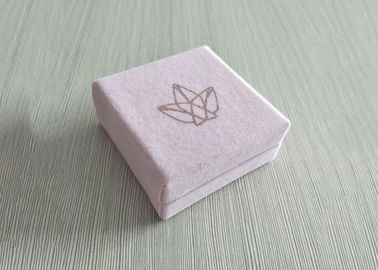 中国 利用できる宝石類リングOEM/ODMのためのピンクのビロード堅い箱のふたの挿入物の内部の皿 工場