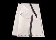 リボンの閉鎖が付いている白い折り畳み式のボール紙の服装の包装箱 サプライヤー